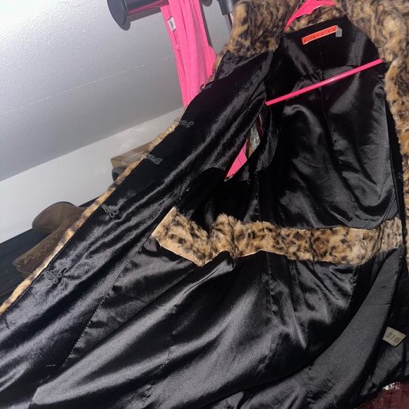 Alice + Olivia Leopard Print Faux Fur Vest - Picture 6 of 7